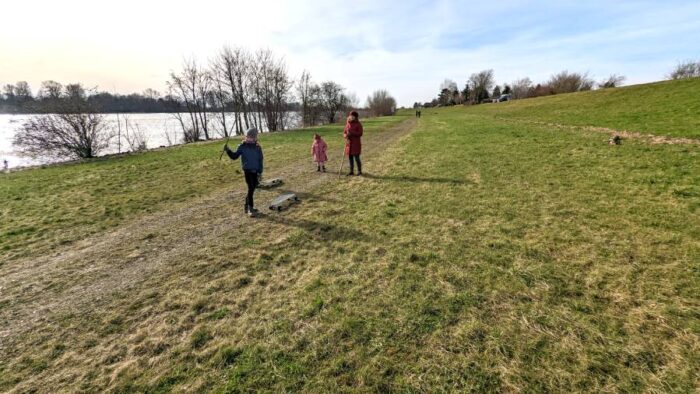 Haus-Anna-Elbe-Hamburg-Spielwiese-Deich-Ausflug